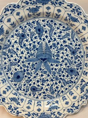 A blue and white Dutch Delft Kangxi-style strawberry strainer and stand, 18th C. — foto 3