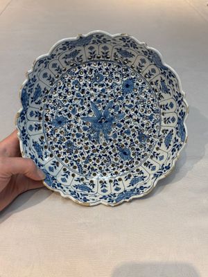 A blue and white Dutch Delft Kangxi-style strawberry strainer and stand, 18th C. — foto 7