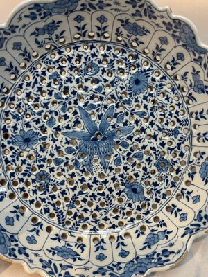 A blue and white Dutch Delft Kangxi-style strawberry strainer and stand, 18th C. — foto 8