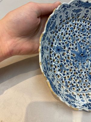 A blue and white Dutch Delft Kangxi-style strawberry strainer and stand, 18th C. — foto 9