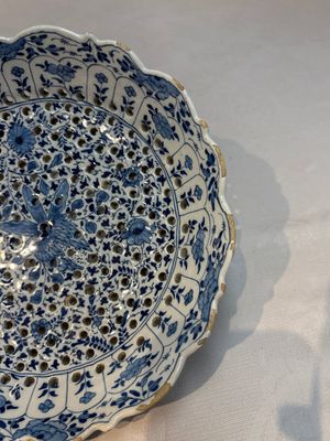 A blue and white Dutch Delft Kangxi-style strawberry strainer and stand, 18th C. — foto 10