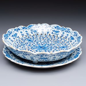 A blue and white Dutch Delft Kangxi-style strawberry strainer and stand, 18th C. — foto 1