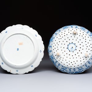 A blue and white Dutch Delft Kangxi-style strawberry strainer and stand, 18th C. — foto 4