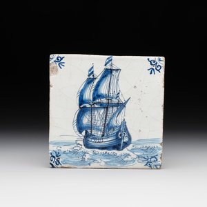 A blue and white Dutch Delft 'large ship' tile, Harlingen, 17th C. — photo 1