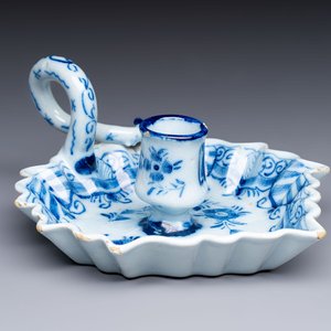 A blue and white Dutch Delft leaf-shaped chamberstick, 18th C. — photo 1