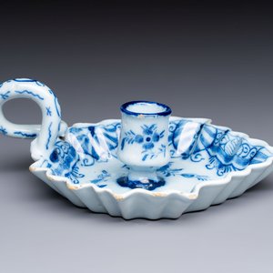 A blue and white Dutch Delft leaf-shaped chamberstick, 18th C. — photo 2