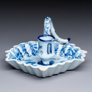 A blue and white Dutch Delft leaf-shaped chamberstick, 18th C. — photo 3