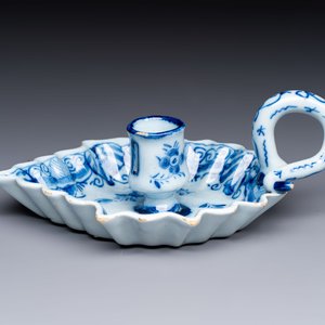 A blue and white Dutch Delft leaf-shaped chamberstick, 18th C. — photo 4