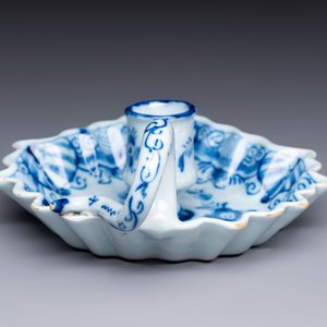 A blue and white Dutch Delft leaf-shaped chamberstick, 18th C. — photo 5