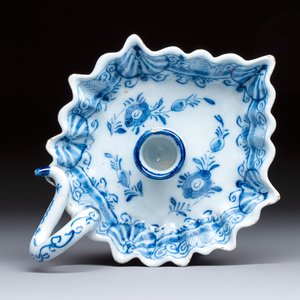 A blue and white Dutch Delft leaf-shaped chamberstick, 18th C. — photo 6