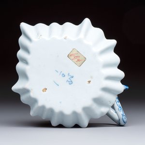 A blue and white Dutch Delft leaf-shaped chamberstick, 18th C. — photo 7