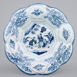 A blue and white Dutch Delft lobed chinoiserie dish, ca. 1700 — 照片 1