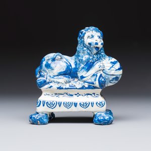 A blue and white Dutch Delft model of a recumbent lion holding a globe — 照片 2