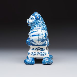 A blue and white Dutch Delft model of a recumbent lion holding a globe — 照片 3
