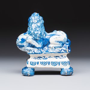 A blue and white Dutch Delft model of a recumbent lion holding a globe — 照片 4
