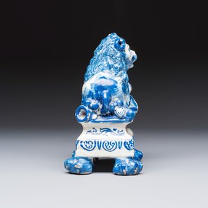 A blue and white Dutch Delft model of a recumbent lion holding a globe — 照片 5