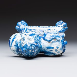 A blue and white Dutch Delft model of a recumbent lion holding a globe — 照片 6