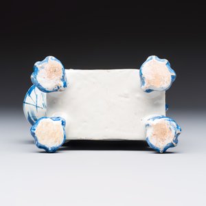 A blue and white Dutch Delft model of a recumbent lion holding a globe — 照片 7