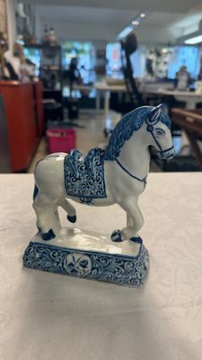 A blue and white Dutch Delft model of a standing horse — photo 1