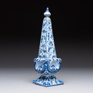 A blue and white Dutch Delft obelisk, late 17th C. — photo 4