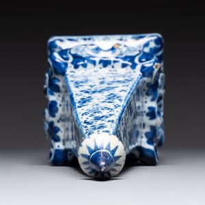 A blue and white Dutch Delft obelisk, late 17th C. — photo 9