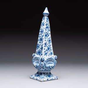 A blue and white Dutch Delft obelisk, late 17th C. — photo 3