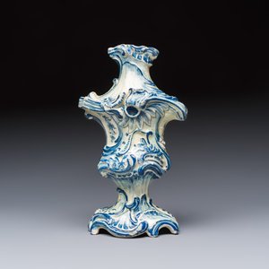 A blue and white Dutch Delft oil or vinegar bottle, 18th C. — photo 2