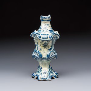 A blue and white Dutch Delft oil or vinegar bottle, 18th C. — photo 3
