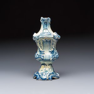 A blue and white Dutch Delft oil or vinegar bottle, 18th C. — photo 5