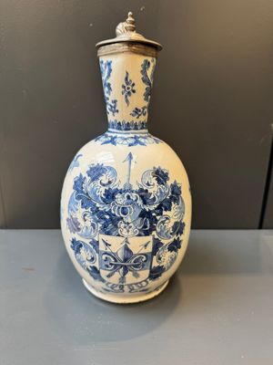 A blue and white Dutch Delft pewter-mounted armorial jug, late 17th C. — photo 2