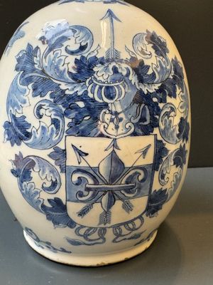 A blue and white Dutch Delft pewter-mounted armorial jug, late 17th C. — photo 6