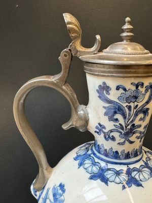 A blue and white Dutch Delft pewter-mounted armorial jug, late 17th C. — photo 8