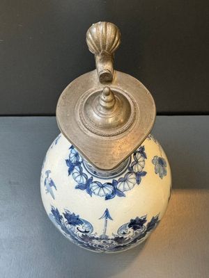 A blue and white Dutch Delft pewter-mounted armorial jug, late 17th C. — photo 9