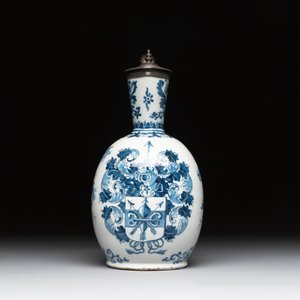 A blue and white Dutch Delft pewter-mounted armorial jug, late 17th C. — photo 2