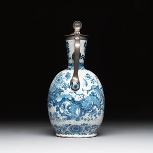 A blue and white Dutch Delft pewter-mounted armorial jug, late 17th C. — photo 4
