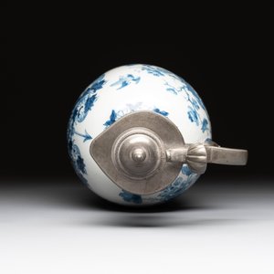 A blue and white Dutch Delft pewter-mounted armorial jug, late 17th C. — photo 5