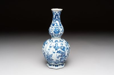 A blue and white Dutch Delft ribbed chinoiserie Kangxi-style double gourd vase, early 18th C.