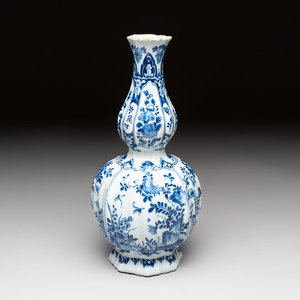 A blue and white Dutch Delft ribbed chinoiserie Kangxi-style double gourd vase, early 18th C. — photo 1