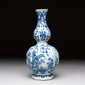 A blue and white Dutch Delft ribbed chinoiserie Kangxi-style double gourd vase, early 18th C. — photo 2