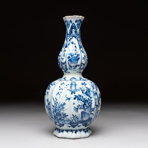 A blue and white Dutch Delft ribbed chinoiserie Kangxi-style double gourd vase, early 18th C. — photo 3