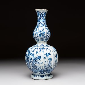 A blue and white Dutch Delft ribbed chinoiserie Kangxi-style double gourd vase, early 18th C. — photo 4