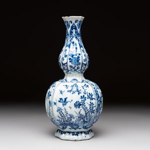 A blue and white Dutch Delft ribbed chinoiserie Kangxi-style double gourd vase, early 18th C. — photo 5