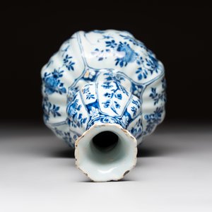 A blue and white Dutch Delft ribbed chinoiserie Kangxi-style double gourd vase, early 18th C. — photo 6