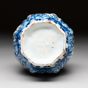 A blue and white Dutch Delft ribbed chinoiserie Kangxi-style double gourd vase, early 18th C. — photo 7