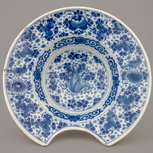 A blue and white Dutch Delft shaving bowl, early 18th C. — 照片 1