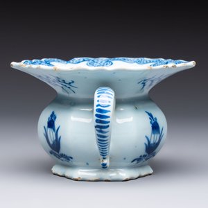 A blue and white Dutch Delft spittoon, 18th C. — photo 3