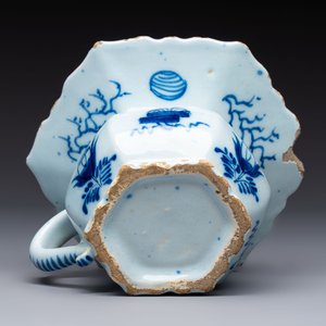 A blue and white Dutch Delft spittoon, 18th C. — photo 7