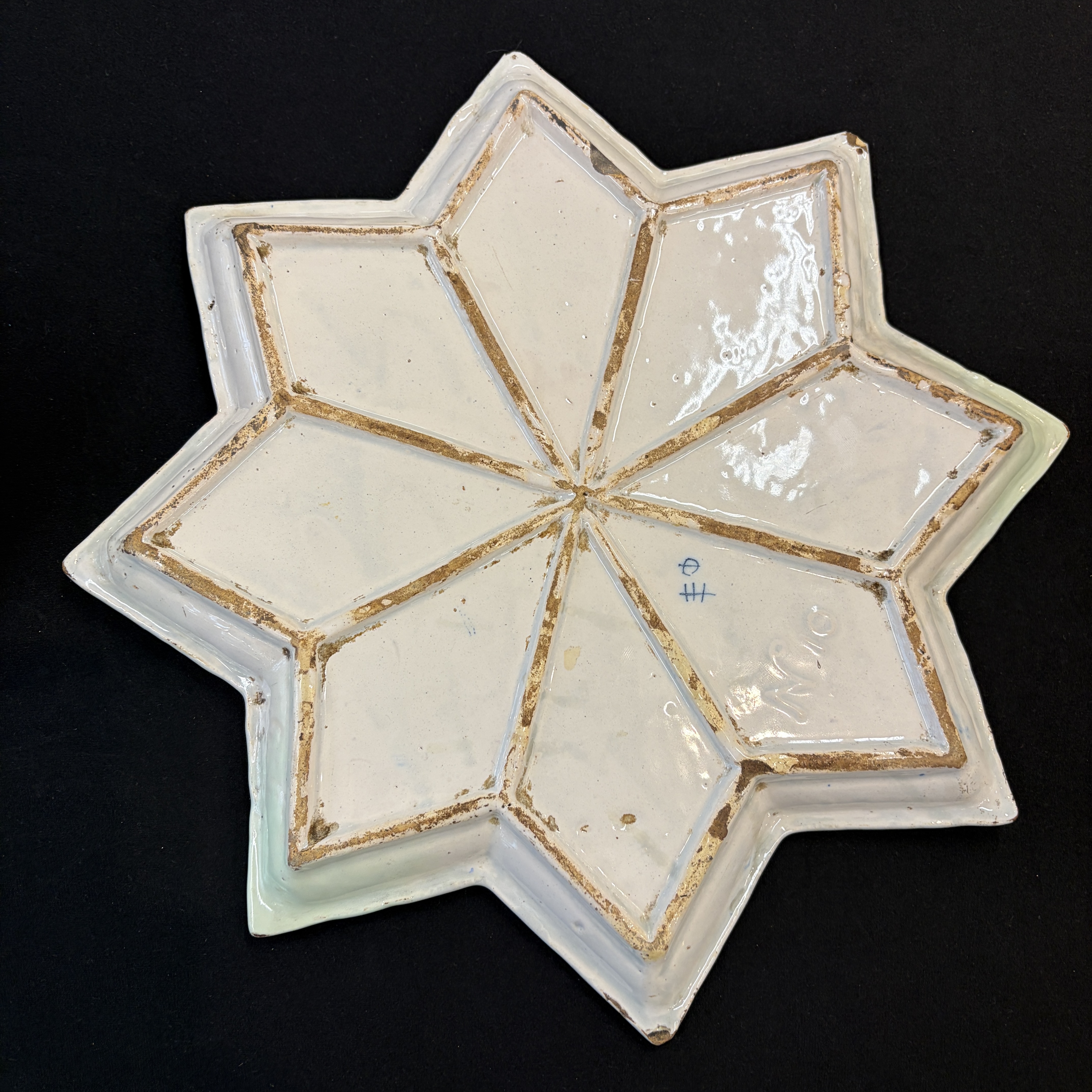 A blue and white Dutch Delft chinoiserie star-shaped dish — photo 13