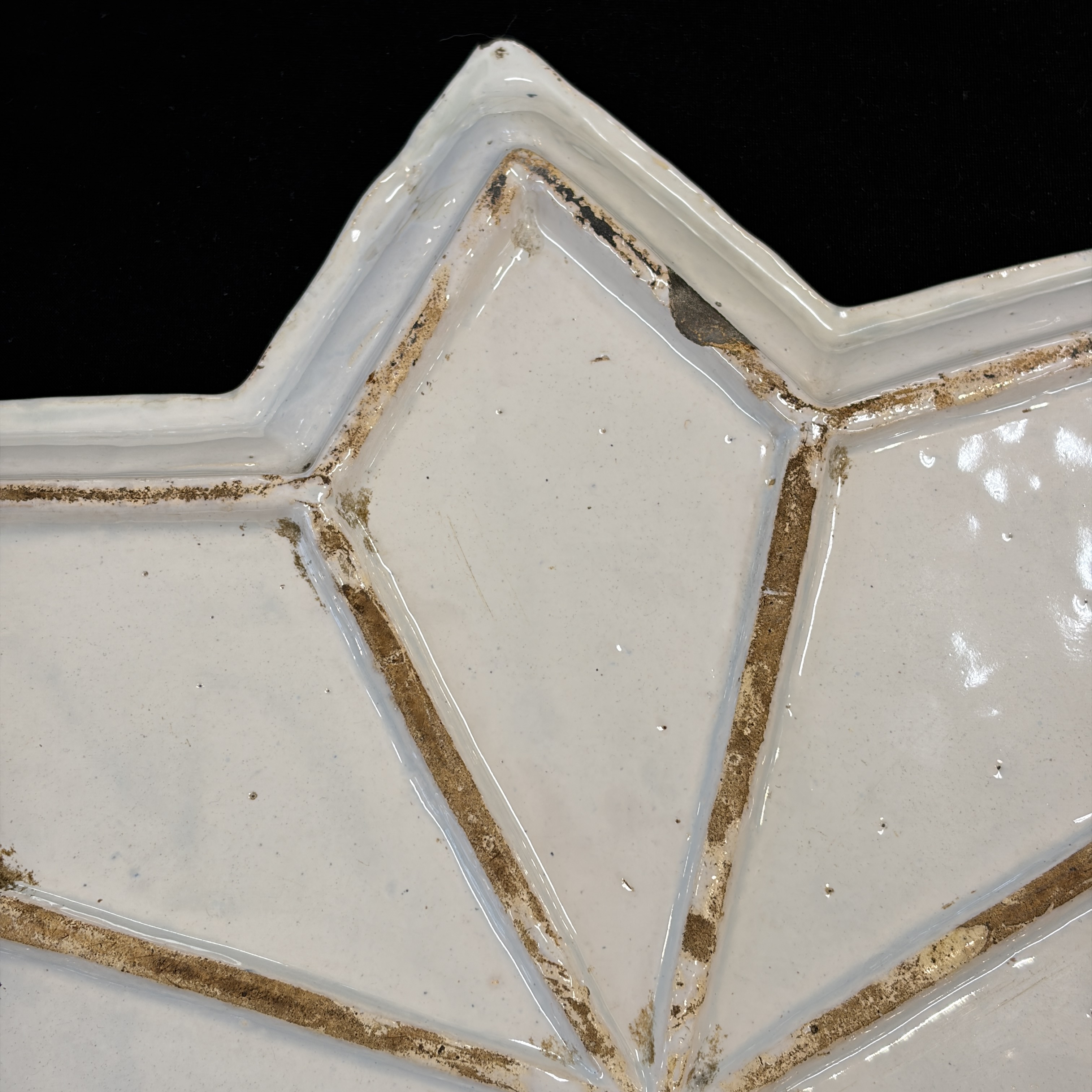 A blue and white Dutch Delft chinoiserie star-shaped dish — photo 14