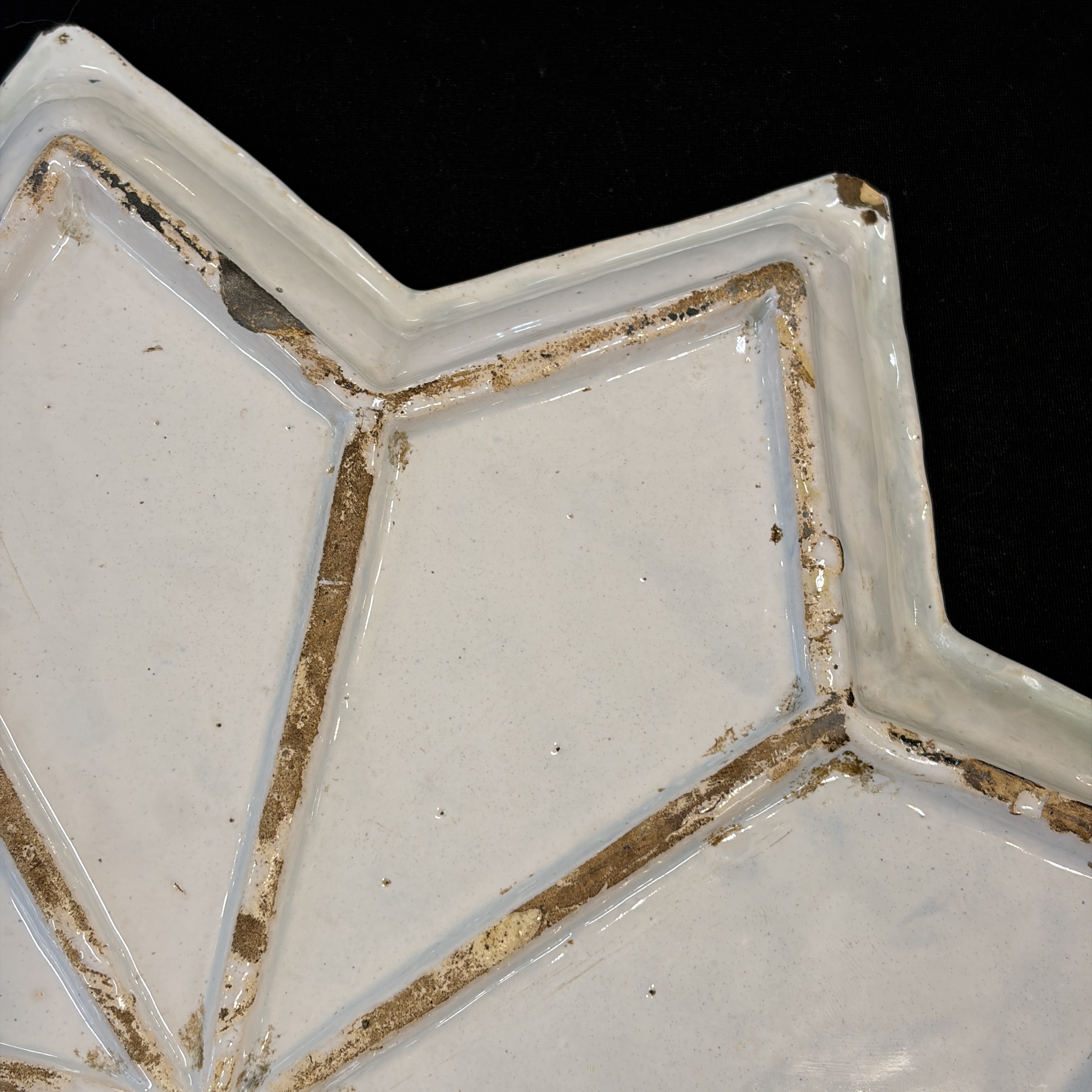 A blue and white Dutch Delft chinoiserie star-shaped dish — photo 15